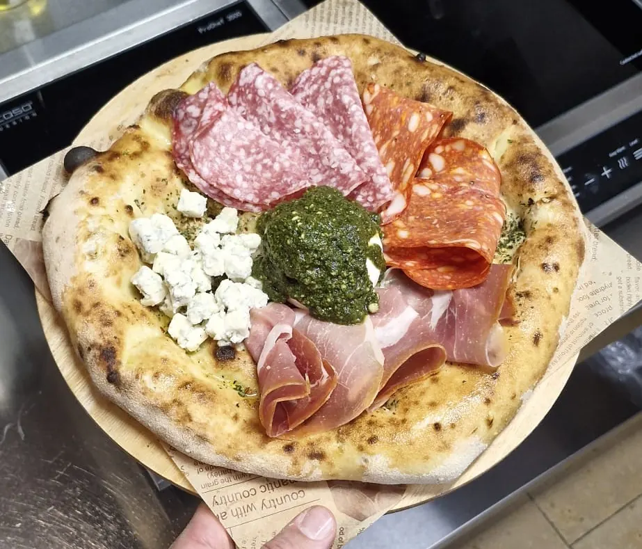 Piatto di antipasti italiani con salumi e formaggi