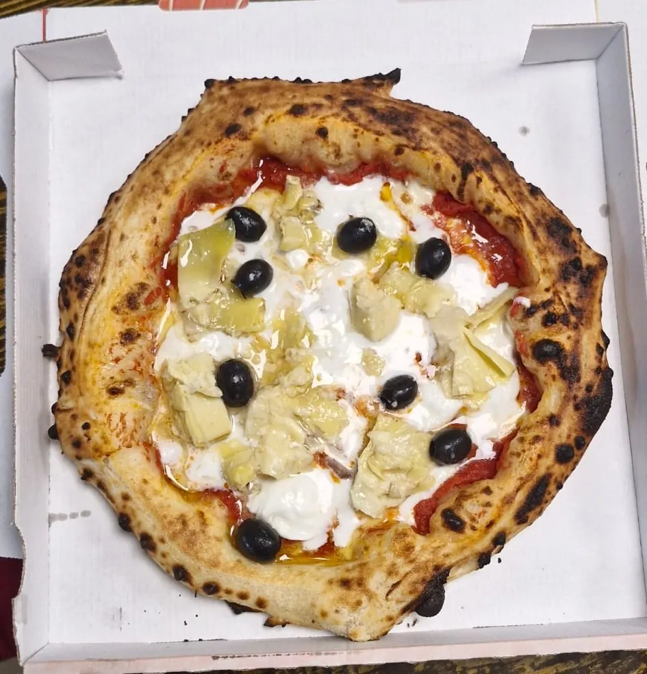 Pizza capricciosa con burrata