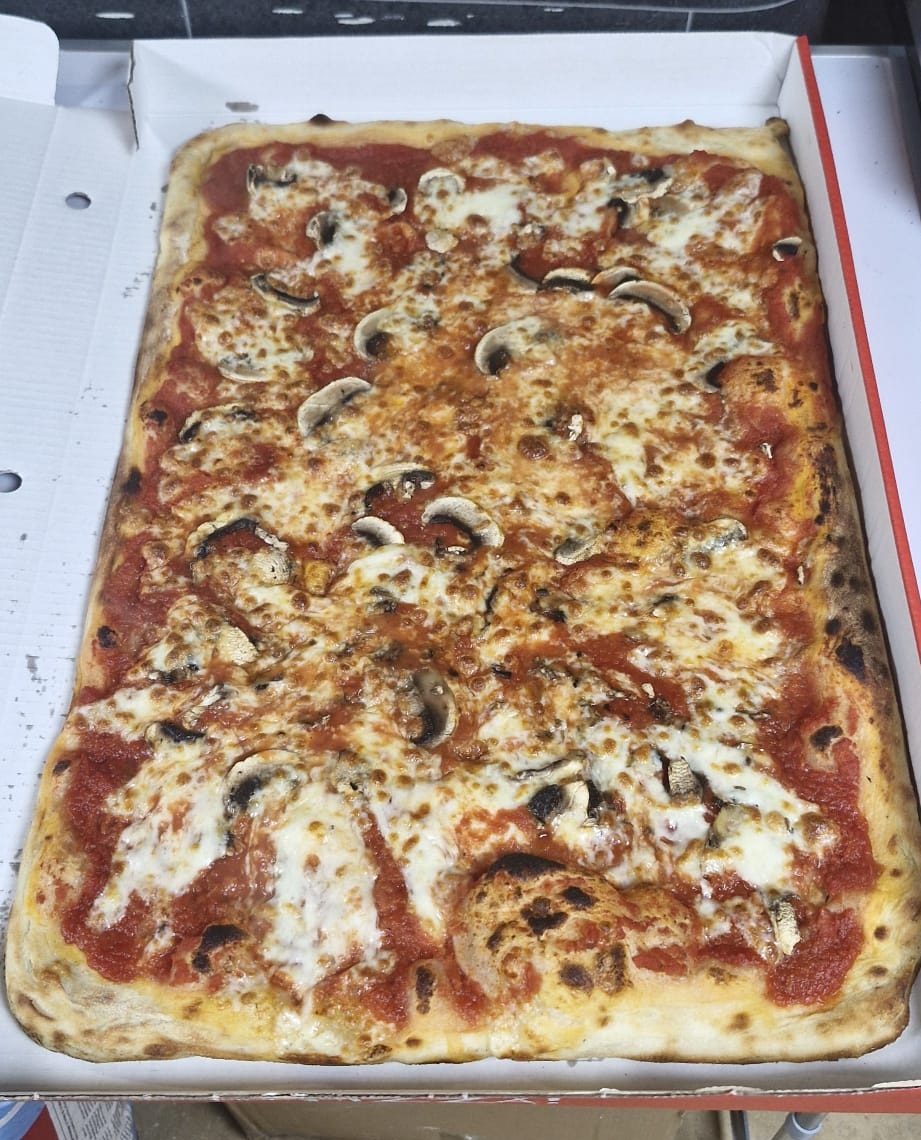 Family pizza ai funghi