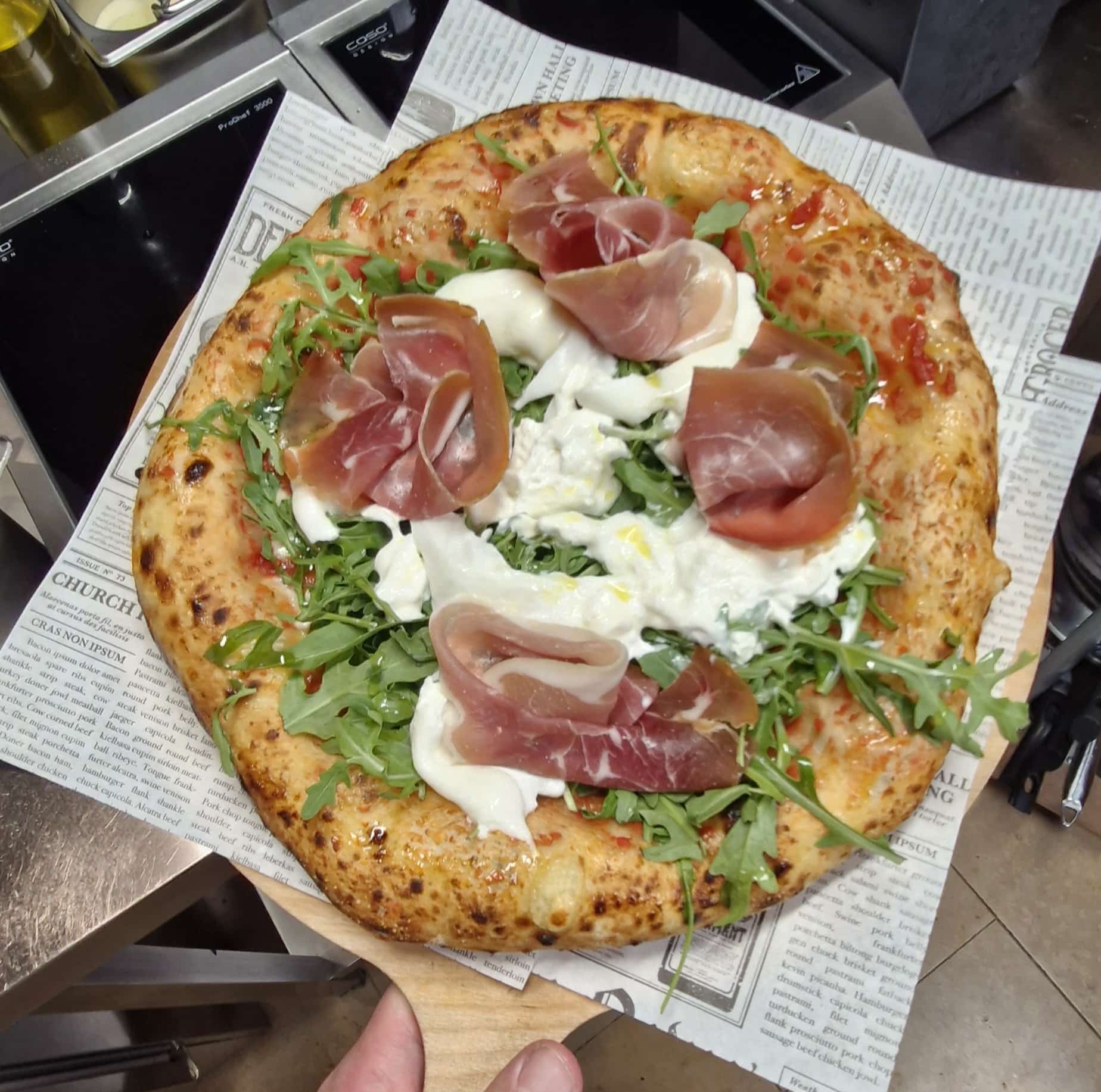 Pizza contemporanea con burrata