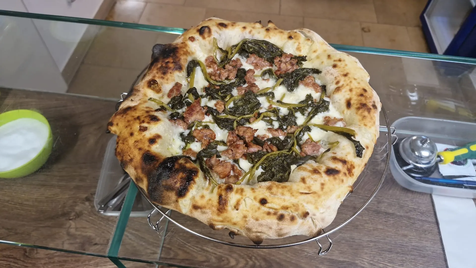 Pizza con salsiccia e friarielli
