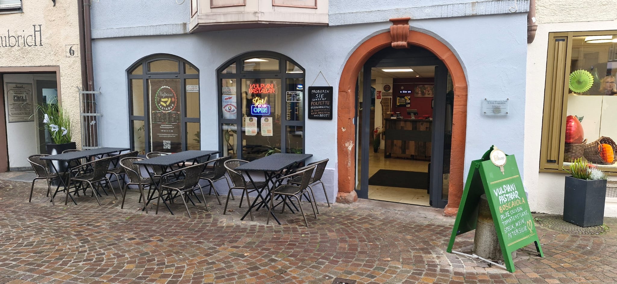 Esterno del ristorante con terrazza